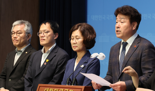 기동민 간사 등 더불어민주당 법사위원들이 지난 19일 오전 서울 여의도 국회 소통관에서 국민의힘의 일방적인 법안심사2소위 개최 시도 중단과 50억클럽 특검법 법사위 전체회의 상정을 요구하는 기자회견을 하고 있다. 연합뉴스