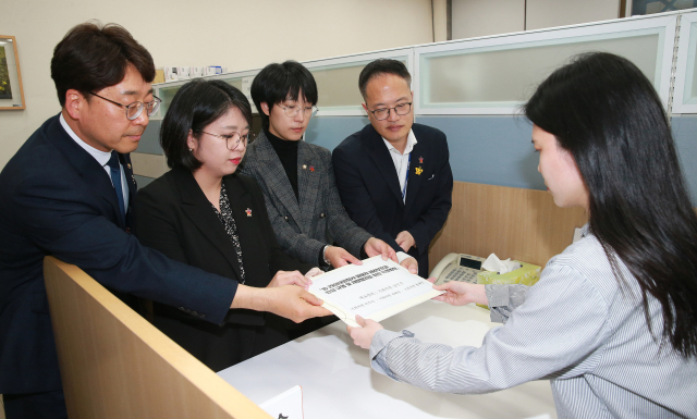 진보당 강성희 의원(왼쪽부터), 기본소득당 용혜인 의원, 정의당 장혜영 의원, 더불어민주당 박주민 의원이 20일 오후 서울 영등포구 국회 의안과에서 10.29 이태원참사 피해자 권리보장과 진상 규명 및 재발 방지를 위한 특별법안을 제출하고 있다. 연합뉴스