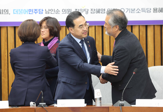 20일 오후 서울 여의도 국회에서 열린 이태원 참사 특별법 발의 야3당 원내대표 공동기자회견에서 이태원 유가족들이 법안을 발의한 의원들에게 감사 배지를 달아준 뒤 대화하고 있다. 연합뉴스