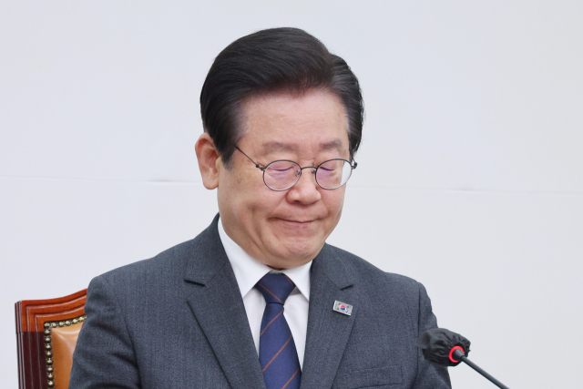 더불어민주당 이재명 대표가 17일 오전 국회에서 열린 최고위원회의에서