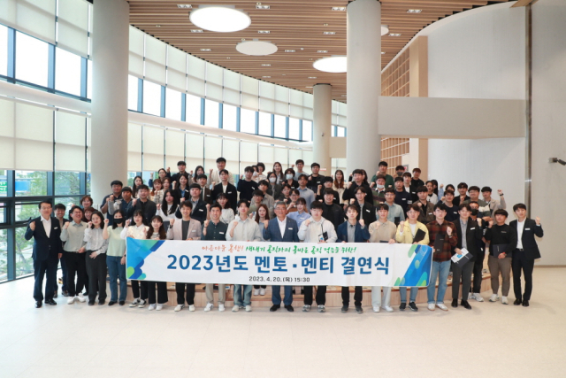 20일 예천군은 경북도청 신도시 내 복합커뮤니티센터에서 신규·선배 공직자들이 멘티·멘토가 되는 결연식을 맺었다. 예천군 제공