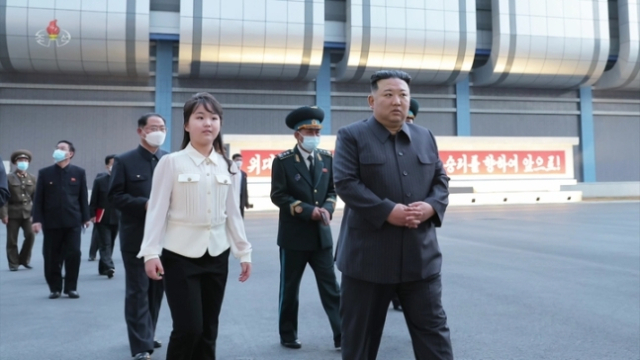 지난 18일 김주애는 김 위원장과 국가우주개발국을 방문할 당시 온라인에서 판매 중인 중구제 저가 베이지색 블라우스를 착용했다. 조선중앙TV 캡쳐