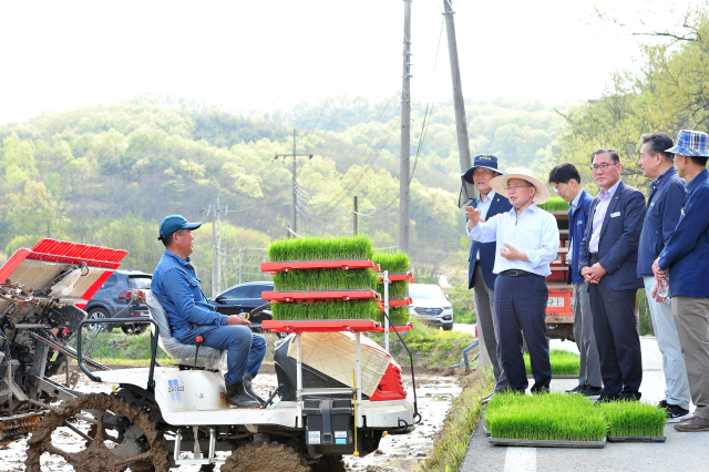 김진열 경북 군위군수와 농업 관계자들이 군위군 우보면의 첫 모내기 현장을 찾아 현장 농정을 펼치고 있다. 군위군 제공
