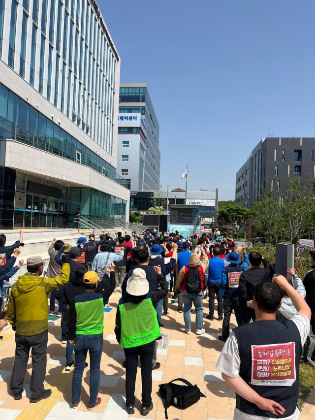 21일 지역 시민단체들은 대구출입국외국인사무소 앞에서 가사근로자법 개정안 철회를 촉구하는 집회를 열었다. 비정규직이제그만공동투쟁 제공.