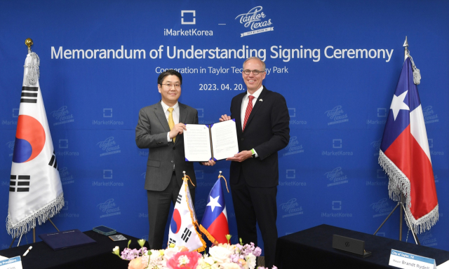 20일 아이마켓코리아 본사에서 열린 협약식에서 김학재 전무(왼쪽)와 브랜트 라이델 미국 텍사스 테일러시 시장(오른쪽)이 업무협약을 체결했다. 아이마켓코리아