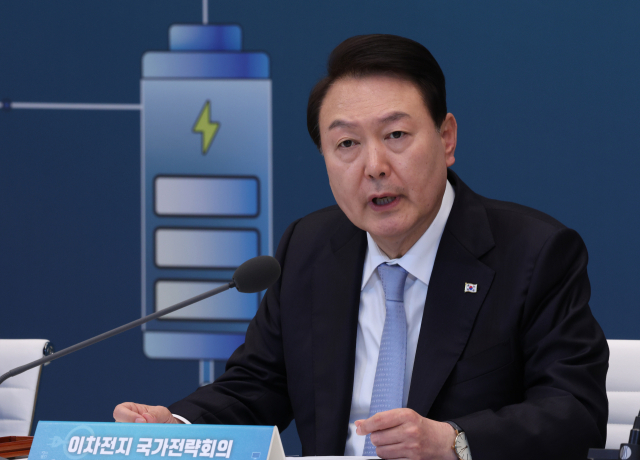 국민 절반 이상이 한국의 핵무장에 찬성하고, 다가오는 한미 정상회담에서 이에 대한 논의가 필요하다고 응답했다는 여론조사 결과가 나왔다. 윤석열 대통령이 20일 서울 청와대 영빈관에서 열린 