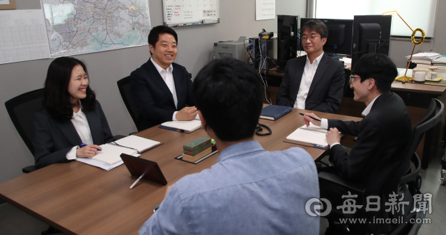 20일 오후 대구 수성구 대구지방검찰청 강력범죄수사부에서 홍완희(가운데) 부장검사와 권예리 검사, 구재연 검사, 이희욱 검사가 매일신문과 인터뷰를 하고 있다. 안성완 기자 asw0727@imaeil.com