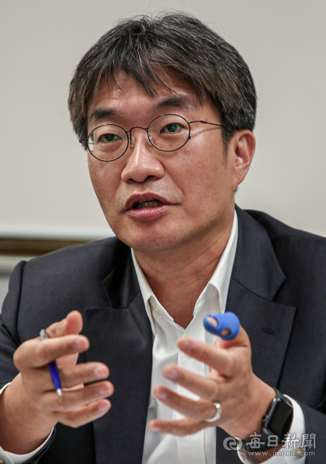 20일 오후 대구 수성구 대구지방검찰청 강력범죄수사부에서 홍완희 부장검사가 마약 수사와 관련해 매일신문과 인터뷰를 하고 있다. 안성완 기자 asw0727@imaeil.com