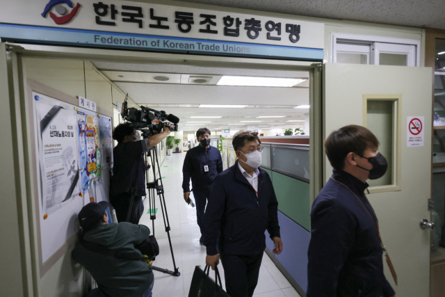 고용노동부 직원들이 21일 오후 서울 영등포구 한국노동조합총연맹(한국노총)에서 회계서류 비치·보존 여부 관련 현장조사를 위해 방문한 사무실을 떠나고 있다. 고용노동부는 회계서류 비치·보존 여부가 확인되지 않은 양대 노총과 그 산하 노조 등 42개 노동조합에 대해 이날부터 2주간 현장 행정조사를 실시한다고 밝혔다. 연합뉴스