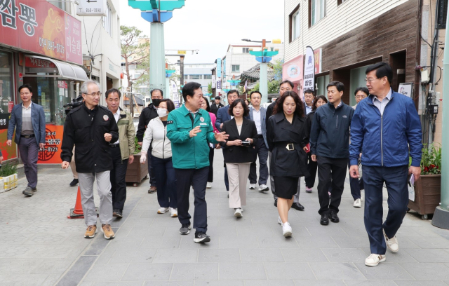 안동시는 지난 21일 도심 클린시티 추진 상황을 점검하기 위해 권기창 시장을 비롯해 간부공무원들이 서류없는 현장 회의를 가졌다. 안동시 제공