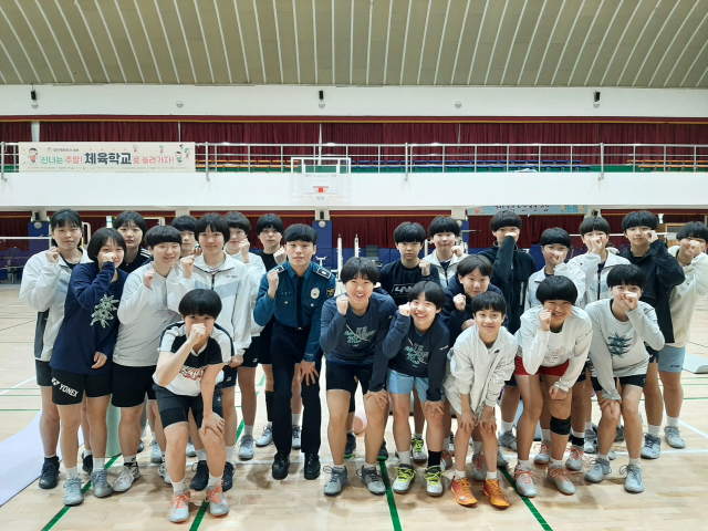 20일 경북 청송경찰서가 청송여중・고등학교 운동부를 대상으로 마약 및 학교폭력 설문조사를 실시한 후 학생들과 기념 촬영을 했다. 청송경찰서 제공