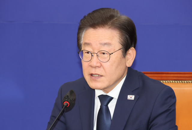 더불어민주당 이재명 대표가 21일 오후 서울 여의도 국회에서 윤석열 정부 우크라이나 무기지원 발언 관련 긴급 기자회견을 하고 있다. 연합뉴스