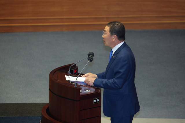더불어민주당 신정훈 의원이 11일 오후 국회에서 열린 제2차 국회의원 선거제도 개선에 관한 결의안 심사를 위한 전원위원회에서 질의 ·토론하고 있다. 연합뉴스