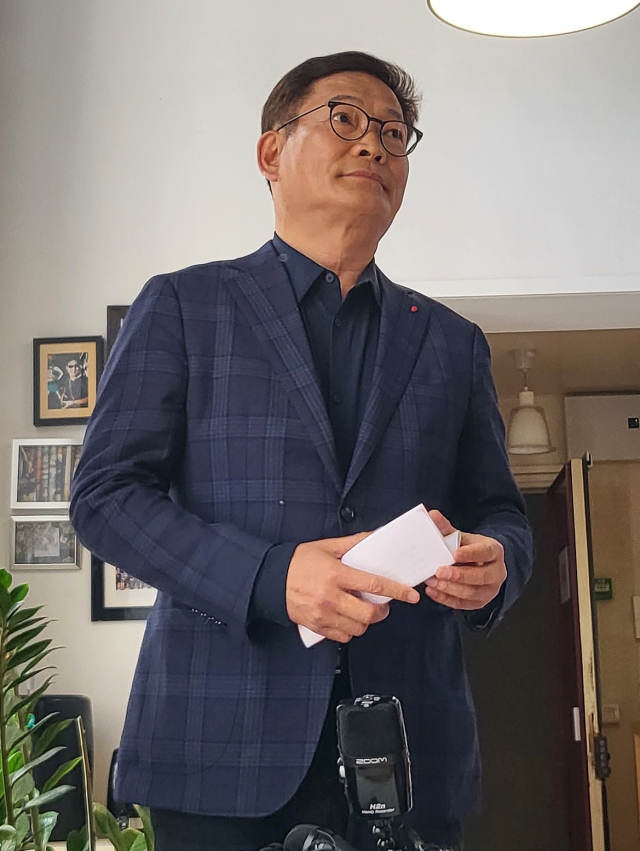 더불어민주당 송영길 전 대표가 22일(현지시간) 파리 3구 한 사무실에서 한국 특파원들과 만나 2021년 전당대회 돈 봉투 의혹과 관련해 입장을 밝히기 앞서 기자회견문을 꺼내고 있다. 연합뉴스