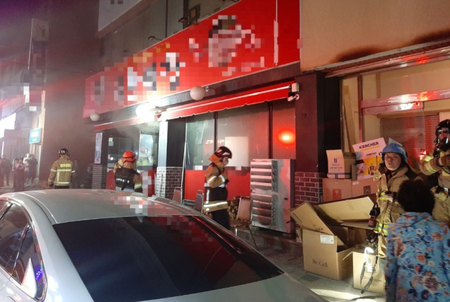 22일 오후 포항시 북구 용흥동 한 식당에서 발생한 화재를 소방대원들이 진화하고 있다. 포항북부소방서 제공.