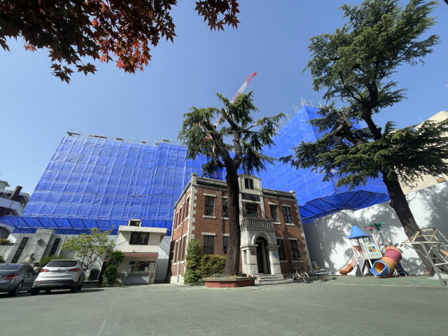 13일 오전에 찾은 화교초등학교. 초등학교 부지 바로 옆에서 생활숙박시설 공사가 2년째 진행 중이다. 학생들과 교사들은 