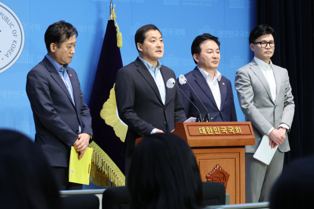 박대출 국민의힘 정책위의장이 23일 국회 소통관에서 당·정 전세사기대책 협의 결과를 브리핑하고 있다. 왼쪽부터 김주현 금융위원장, 박 정책위의장, 원희룡 국토교통부 장관, 한동훈 법무부 장관. 연합뉴스
