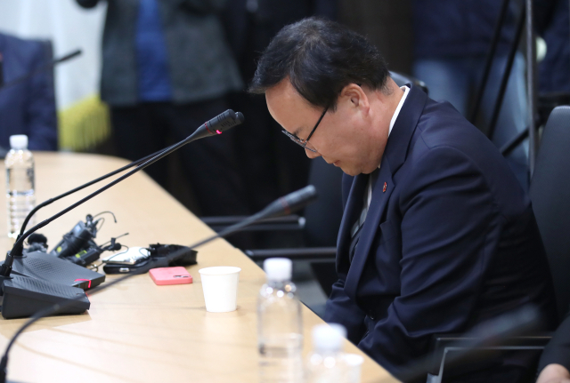국민의힘 김재원 최고위원이 20일 오후 제주시 봉개동 제주4·3평화기념관을 찾아 4·3 유족들에게 사과하고 있다. 연합뉴스