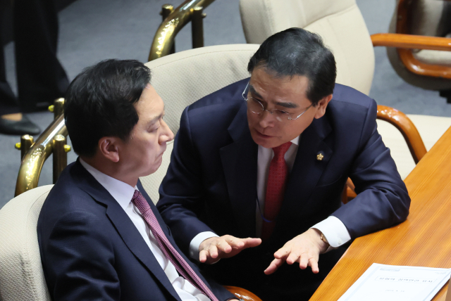 국민의힘 김기현 대표가 13일 오후 국회 본회의장에서 태영호 의원과 대화하고 있다. 연합뉴스