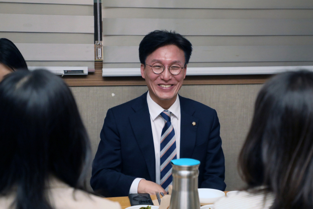 더불어민주당 김민석 정책위의장이 23일 오후 서울 여의도 한 식당에서 현안 관련 기자간담회를 하고 있다. 연합뉴스