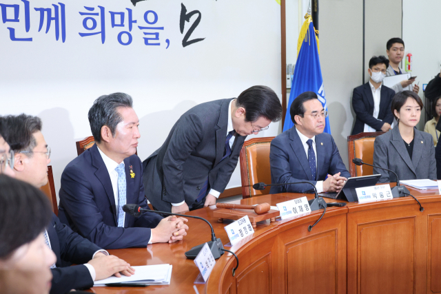 더불어민주당 이재명 대표가 17일 오전 국회에서 열린 최고위원회의에서