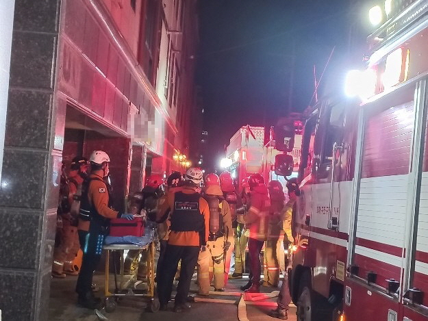 지난 23일 오후 포항시 남구 오천읍 한 원룸에서 발생한 화재를 소방대원들이 진화하고 있다. 포항남부소방서 제공.