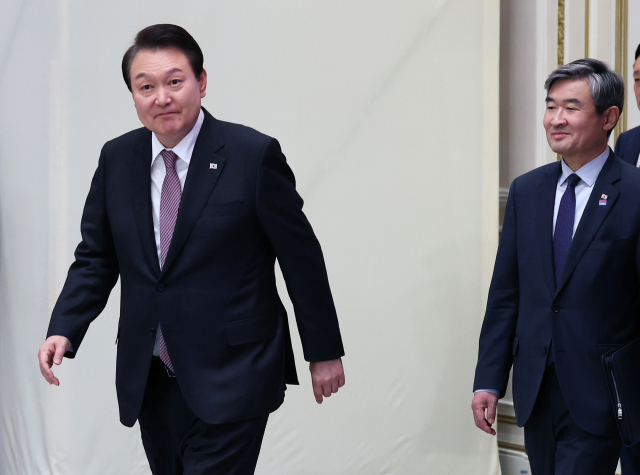 윤석열 대통령이 5일 청와대 영빈관에서 열린 제2차 국정과제점검회의에 조태용 국가안보실장과 함께 입장하고 있다. 연합뉴스