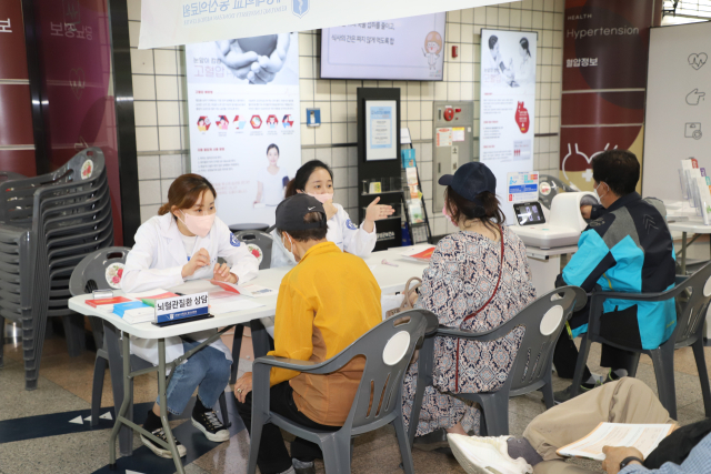 계명대 동산의료원 의료진들이 대구도시철도 2호선 문양역에서 의료봉사를 실시하고 있다. 계명대 동산의료원 제공