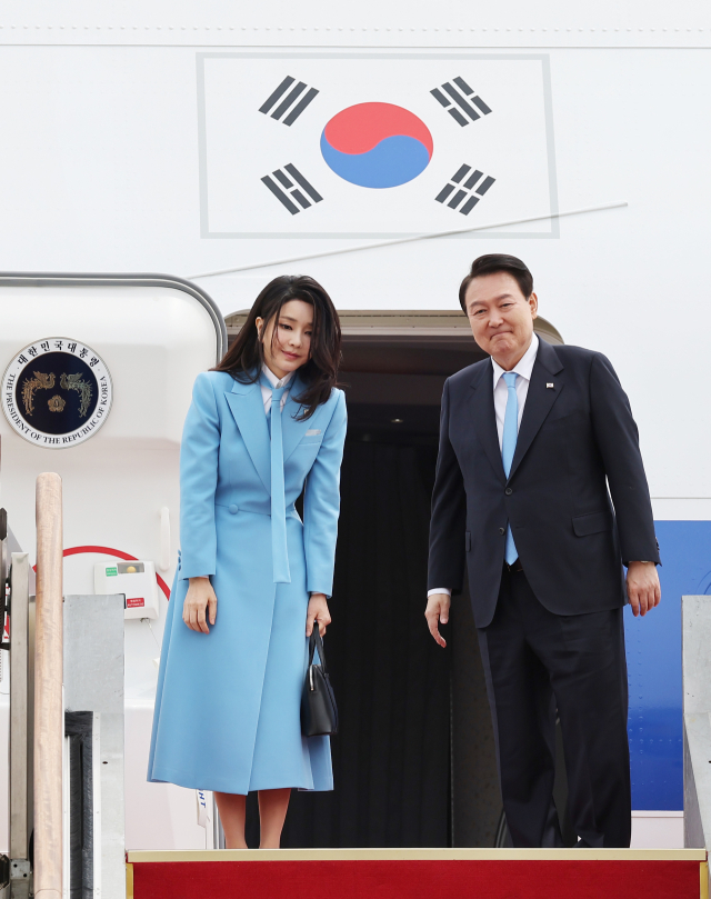 미국을 국빈 방문하는 윤석열 대통령과 김건희 여사가 24일 성남 서울공항에서 공군 1호기에 탑승, 환송객들에게 인사하고 있다. 윤 대통령은 조 바이든 미국 대통령 초청으로 이날부터 5박 7일 일정으로 미국을 국빈 방문한다. 국빈 방미는 2011년 이명박 당시 대통령 이후 12년 만이다. 연합뉴스