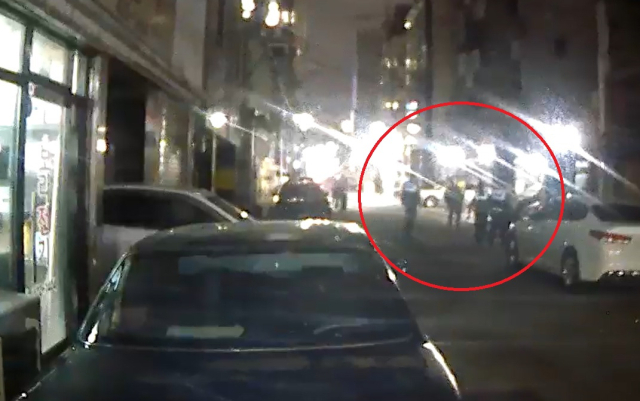 지난 3월 24일 오후 10시쯤 중구 교동의 한 원룸가에서 보이스피싱 조직원을 붙잡은 A(35) 씨가 범인을 경찰에 인계하고 있는 모습이 A씨 차량 블랙박스에 찍혔다. A씨 제공