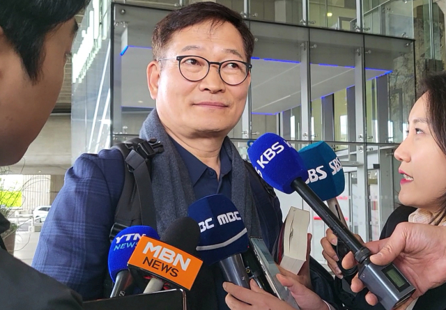 프랑스에 체류해온 송영길 더불어민주당 전 대표가 23일 오후(현지시간) 귀국을 위해 파리 외곽에 있는 샤를드골 공항에 도착해 취재진의 질문에 답하고 있다. 연합뉴스