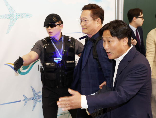 송영길 전 더불어민주당 대표가 24일 오후 인천국제공항 제1여객터미널을 통해 귀국해 건물을 나서고 있다. 송 전 대표는 22일 프랑스 파리에서 2021년 전당대회 돈 봉투 의혹과 관련해 탈당 의사를 밝힌 뒤 조기 귀국했다. 연합뉴스