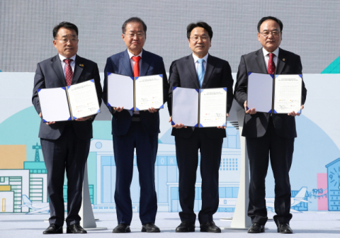 17일 오후 광주대구고속도로 지리산휴게소에서 열린 광주·대구 공항특별법 통시 통과 기념행사에서 강기정 광주시장과 홍준표 대구시장, 정무창 광주시의회의장과 이만규 대구시의회의장이 달빛고속철도 예타면제 특별법 공동 추진과 2038 하계 아시안게임 공동 유치 업무협약을 하고 있다. 연합뉴스