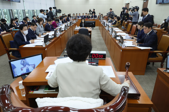 24일 오전 국회에서 열린 보건복지위원회 전체회의에서 정춘숙 위원장이 의사봉을 두드리고 있다. 연합뉴스