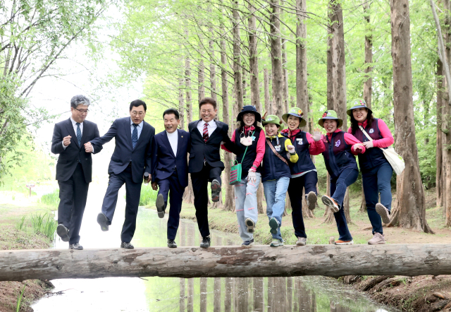 경상북도산림환경연구원은 24일 연구원 내에 만든 경북천년숲정원의 개원식을 진행했으며, 25일까지 기념 축제를 연다고 밝혔다. 경북도 제공