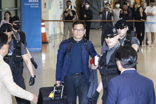 송영길 전 더불어민주당 대표가 24일 오후 인천국제공항 제1여객터미널을 통해 귀국하고 있다. 송 전 대표는 22일 프랑스 파리에서 2021년 전당대회 돈 봉투 의혹과 관련해 탈당 의사를 밝힌 뒤 조기 귀국했다. 연합뉴스