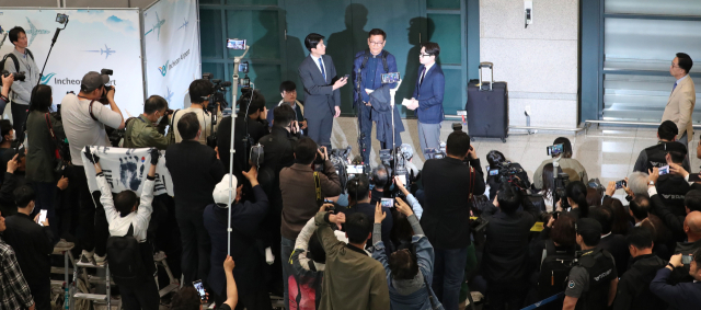 송영길 전 더불어민주당 대표가 24일 오후 인천국제공항 제1여객터미널을 통해 귀국해 취재진 앞에 입장을 표명하고 있다. 송 전 대표는 22일 프랑스 파리에서 2021년 전당대회 돈 봉투 의혹과 관련해 탈당 의사를 밝힌 뒤 조기 귀국했다. 연합뉴스