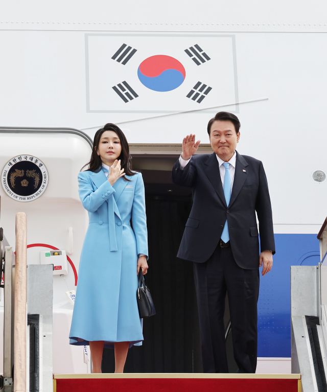 미국을 국빈 방문하는 윤석열 대통령과 김건희 여사가 24일 성남 서울공항에서 공군 1호기에 탑승, 환송객들에게 인사하고 있다. 윤 대통령은 조 바이든 미국 대통령 초청으로 이날부터 5박 7일 일정으로 미국을 국빈 방문한다. 국빈 방미는 2011년 이명박 당시 대통령 이후 12년 만이다. 연합뉴스
