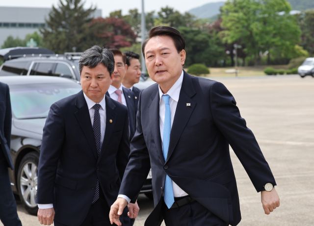 미국을 국빈 방문하는 윤석열 대통령이 24일 성남 서울공항에 도착, 공군 1호기로 향하고 있다. 윤 대통령은 조 바이든 미국 대통령 초청으로 이날부터 5박 7일 일정으로 미국을 국빈 방문한다. 국빈 방미는 2011년 이명박 당시 대통령 이후 12년 만이다. 연합뉴스