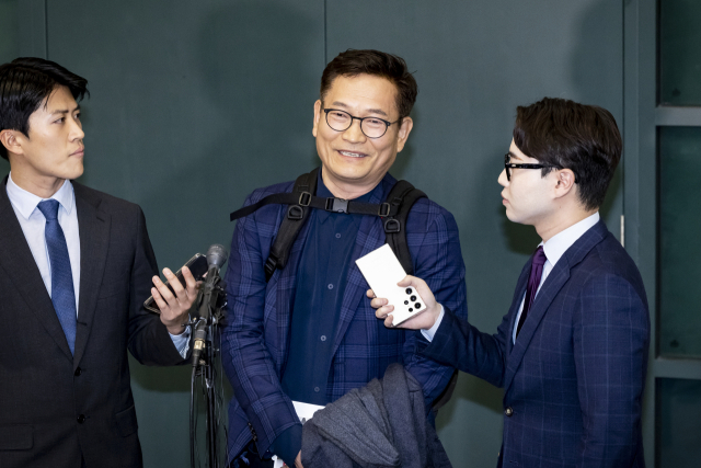 송영길 전 더불어민주당 대표가 24일 인천국제공항 제1여객터미널을 통해 귀국해 취재진 질문에 답하고 있다. 송 전 대표는 22일 프랑스 파리에서 2021년 전당대회 돈 봉투 의혹과 관련해 탈당 의사를 밝힌 뒤 조기 귀국했다. 연합뉴스