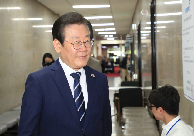 더불어민주당 이재명 대표가 24일 오후 고위전략회의를 앞두고 국회 당대표실로 들어가고 있다. 연합뉴스