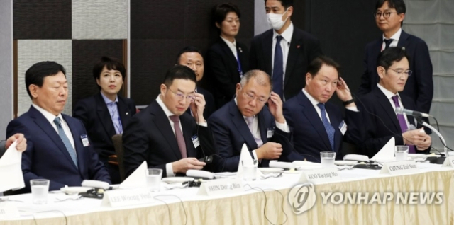 지난 4월 도쿄 게이단렌(일본경제단체연합회) 회관에서 열린 한일 비즈니스라운드 테이블에서 신동빈 롯데그룹 회장(왼쪽부터), 구광모 LG그룹 회장, 정의선 현대자동차그룹 회장, 최태원 SK그룹 회장, 이재용 삼성전자 회장이 참석하고 있다. 연합뉴스