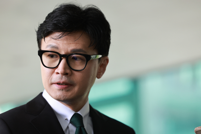 한동훈 법무부 장관이 25일 정부서울청사 별관에서 열린 60회 법의 날 기념식에 참석하며 취재진의 질문에 답하고 있다. 연합뉴스