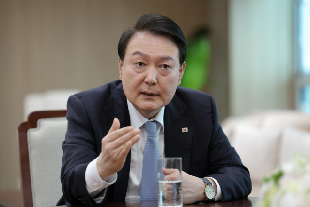 윤석열 대통령이 미국 순방을 앞두고 용산 대통령실 청사 집무실에서 워싱턴포스트(WP)와 인터뷰하고 있다. 연합뉴스