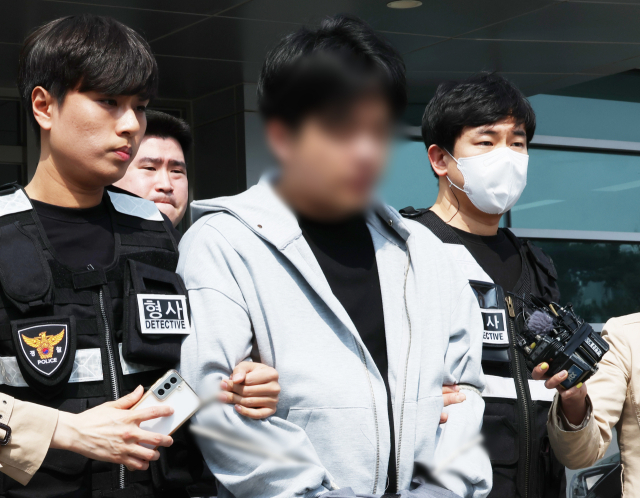 필로폰 투약 혐의로 체포됐다가 구속영장 기각으로 풀려난 지 닷새 만에 또다시 같은 혐의로 경찰에 붙잡힌 남경필 전 경기지사 장남 남모 씨가 1일 오후 구속 전 피의자 심문(영장심사)에 출석하기 위해 경기도 용인동부경찰서에서 나오고 있다. 연합뉴스