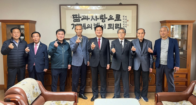 매일신문사우회가 25일 매일신문 본사를 찾아 간담회를 가진 뒤 기념촬영을 하고 있다. 서광호 기자