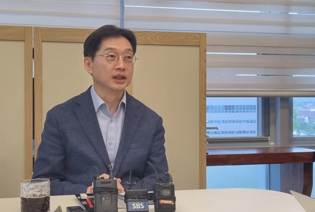 김경수 전 경남도지사가 25일 오후 경남 창원시 더불어민주당 경남도당에서 열린 취재진과의 차담회에서 발언하고 있다. 김 전 지사는 이 자리에서 오는 5월 중순 출국해 영국에서 1년간 공부할 계획이라고 밝혔다. 연합뉴스