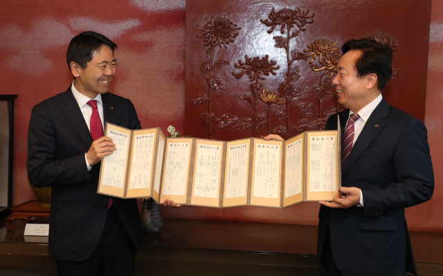 안동시는 25일 교류도시인 일본 가마쿠라시를 찾아 파트너시티 10주년을 기념하는 간담회를 갖고, 새로운 10년 상생교류 협력에 나서기로 했다. 안동시 제공