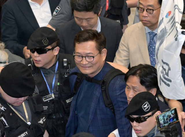 더불어민주당 송영길 전 대표가 24일 오후 인천국제공항 제1여객터미널을 통해 귀국하고 있다. 송 전 대표는 22일 프랑스 파리에서 2021년 전당대회 돈 봉투 의혹과 관련해 탈당 의사를 밝힌 뒤 조기 귀국했다. 연합뉴스