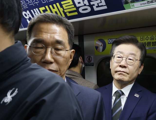 더불어민주당 이재명 대표가 25일 오전 경기도 김포시 김포도시철도(김포골드라인) 운양역에서 열차를 타고 승객 과밀 상황을 살피고 있다. 연합뉴스